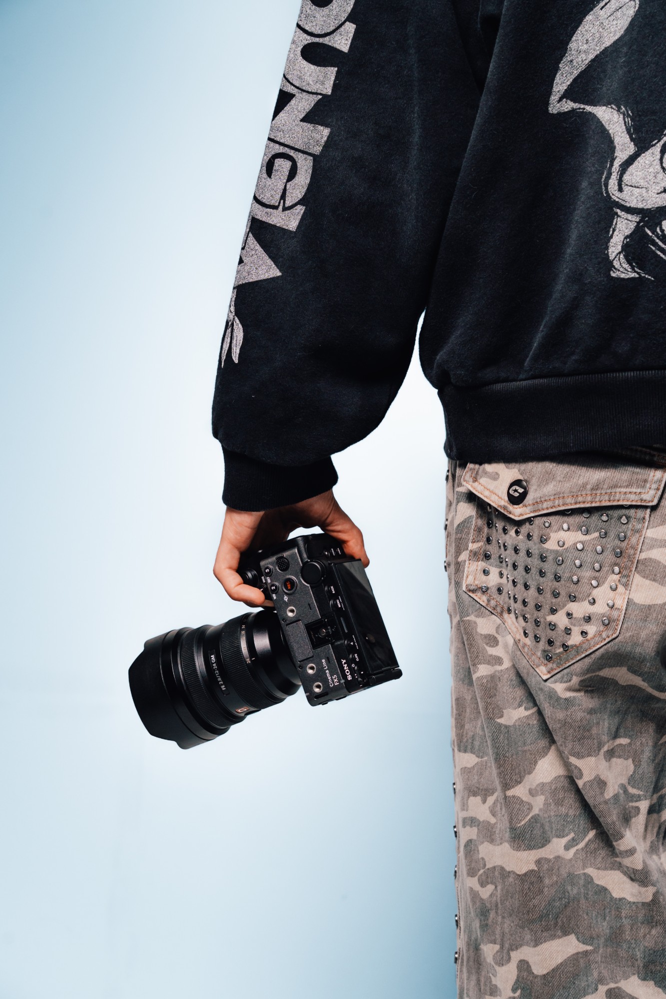 Cinema camera in de hand, klaar voor gebruik